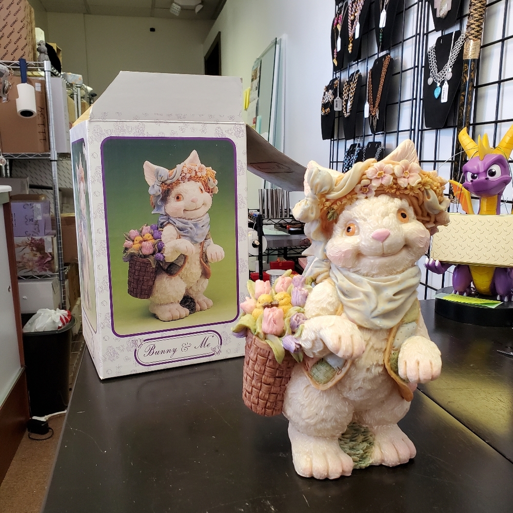Bunny and Me statue with original box Easter bunny - Picture 1 of 6